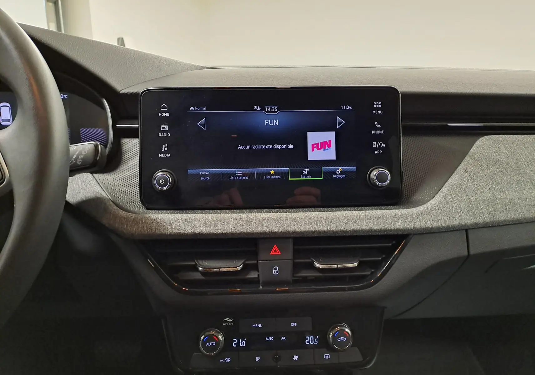 Intérieur du Skoda Kamiq 2025, vue centrale sur l'écran tactile et la console, finition gris graphite avec commandes digitales.