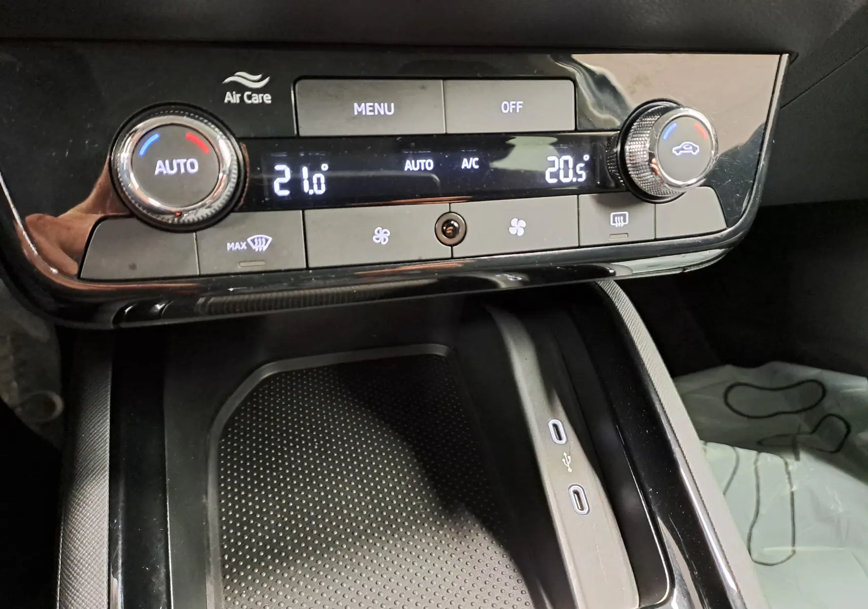 Gros plan sur la console centrale du Skoda Kamiq 2025, montrant la climatisation automatique et deux ports USB.