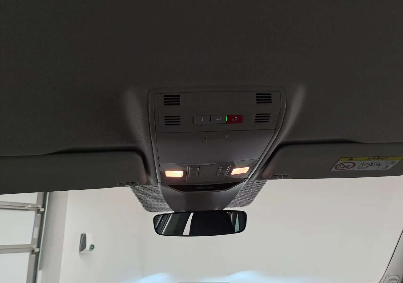 Vue intérieure du plafond avant avec plafonnier allumé et rétroviseur central d'un Skoda Kamiq gris graphite 2025.