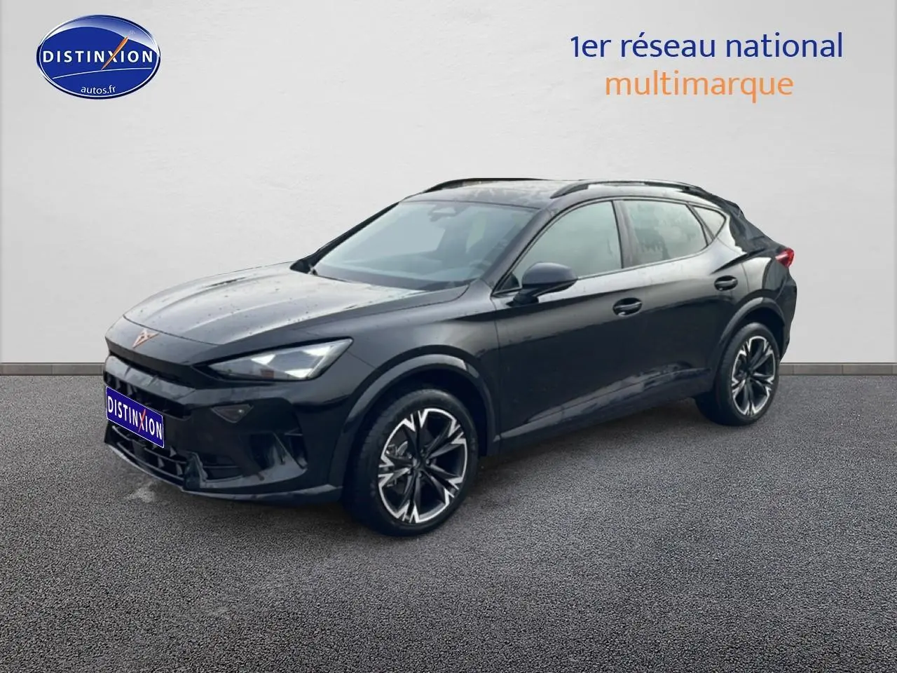 Vue 3/4 avant d’un CUPRA Formentor noir 2025 avec jantes 18 pouces et barres de toit noires.