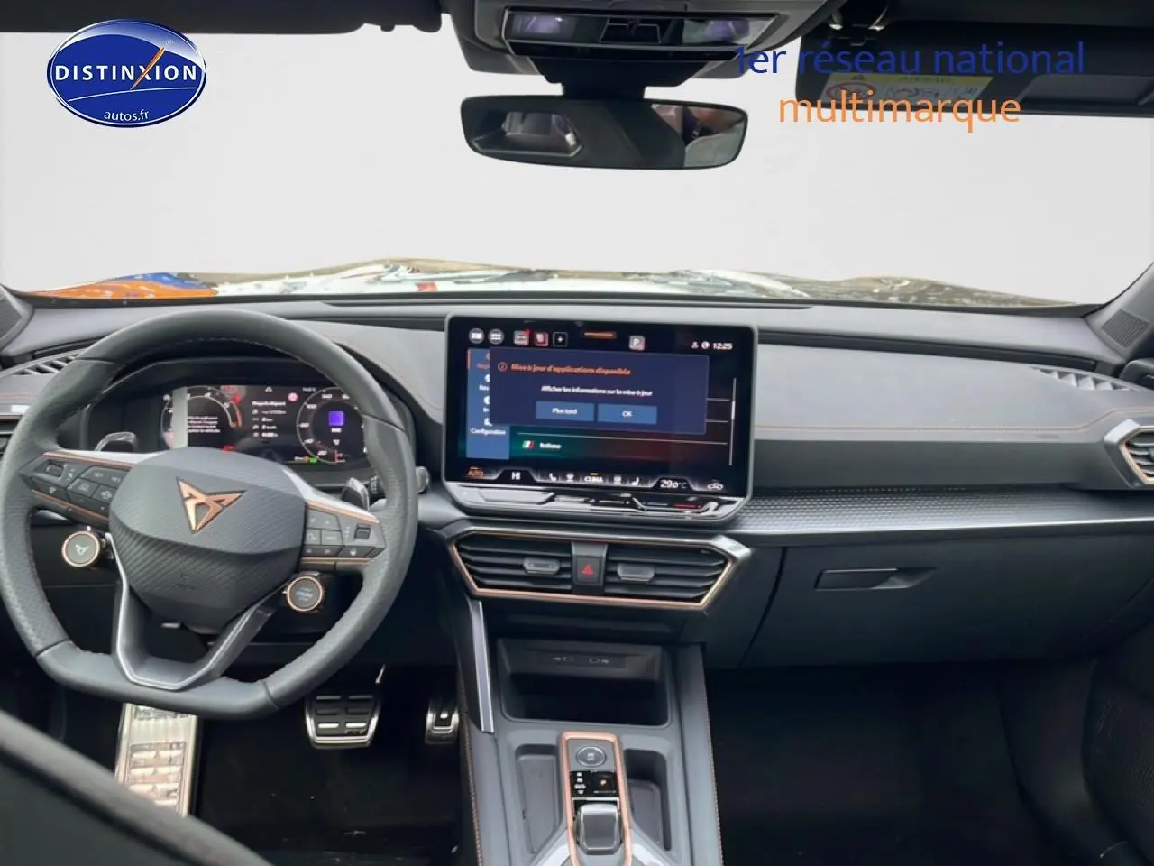 Vue intérieure frontale du tableau de bord noir du CUPRA Formentor 2.0 TDI avec écran tactile et volant sport.