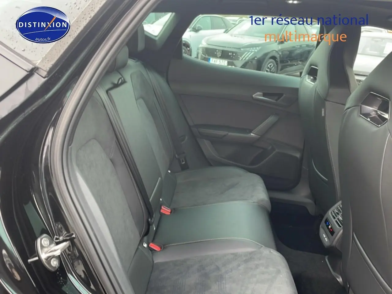 Vue latérale des sièges arrière en cuir noir et alcantara du CUPRA Formentor 2.0 TDI 150, avec aérations et commandes de climatisation.