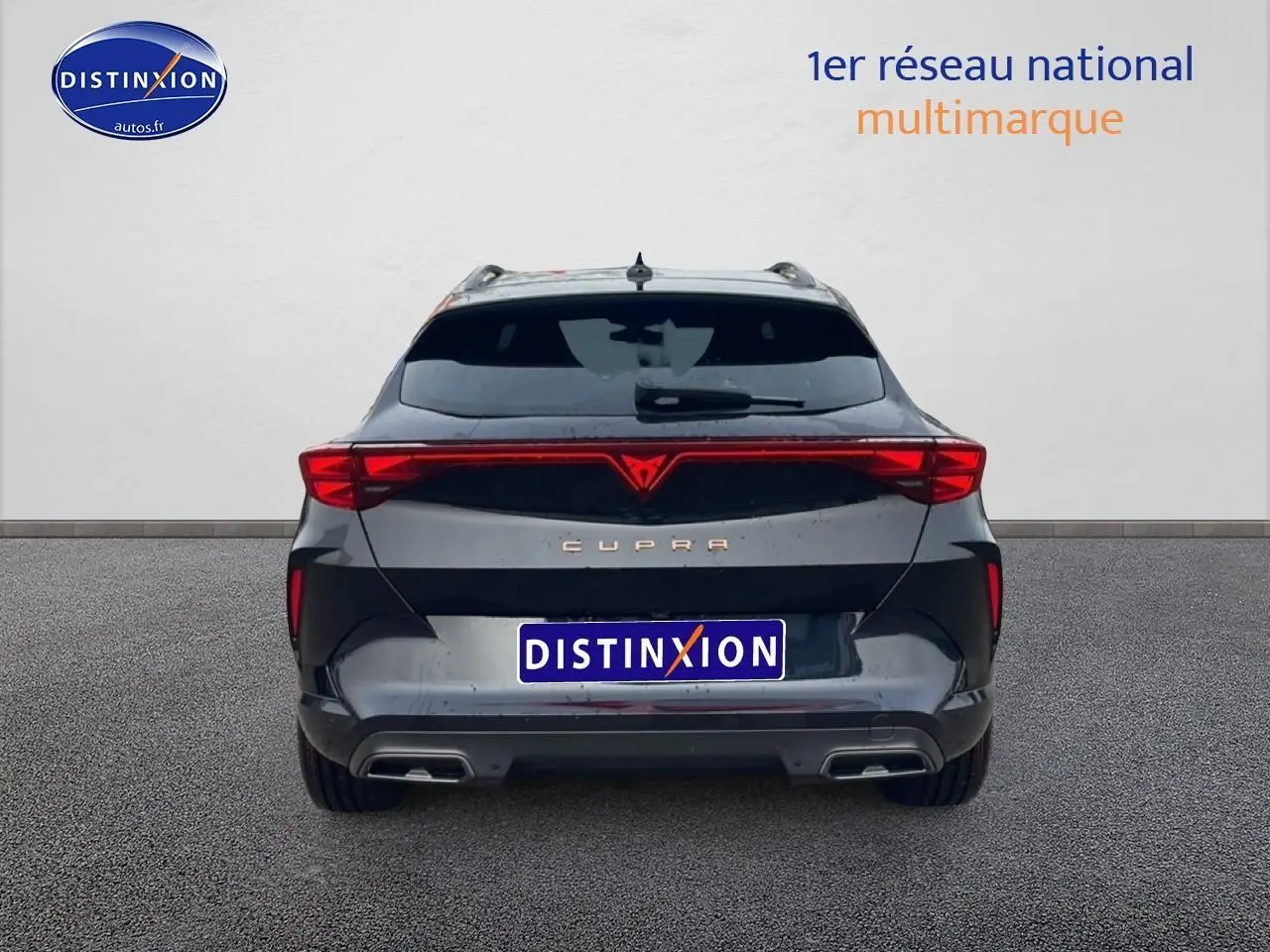 Vue arrière d'un CUPRA Formentor noir 2025 avec feux LED reliés et double sortie d'échappement intégrée.