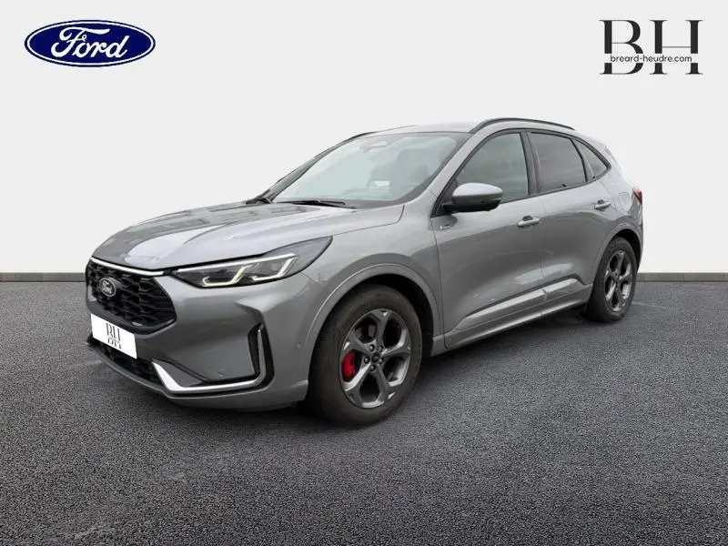 Ford Kuga gris Solar métallisé vu en 3/4 avant droit, avec jantes alu et étriers de frein rouges visibles.