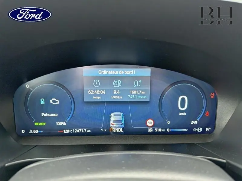 Tableau de bord numérique du Ford Kuga 2024, affichage central avec informations de conduite et vitesse à zéro km/h.