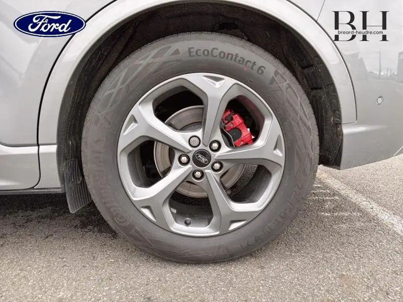 Gros plan sur la roue avant droite du Ford Kuga gris Solar Métallisé avec étrier de frein rouge visible.