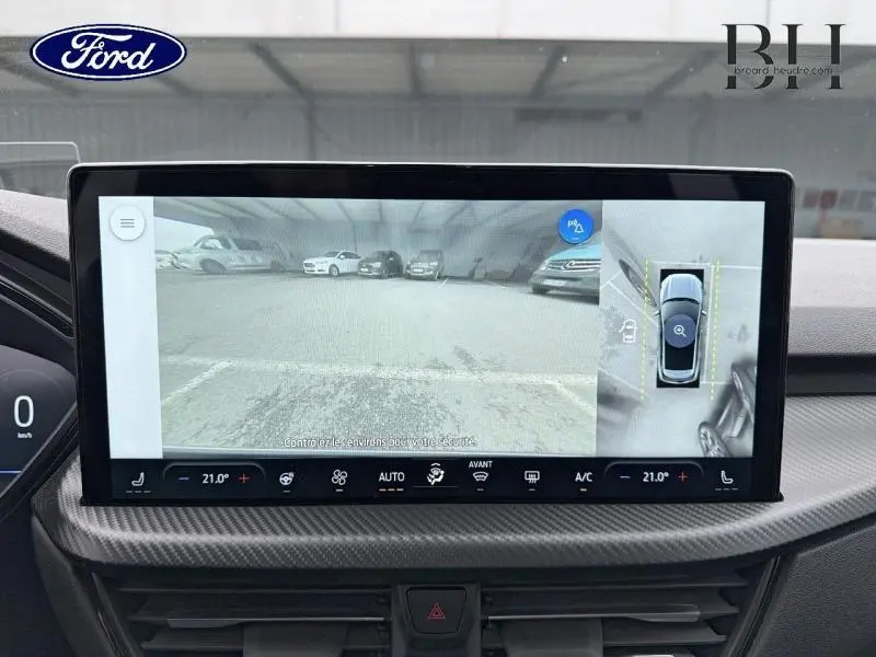 Écran tactile intérieur du Ford Kuga 2024 montrant la caméra 360° et l’aide au stationnement.