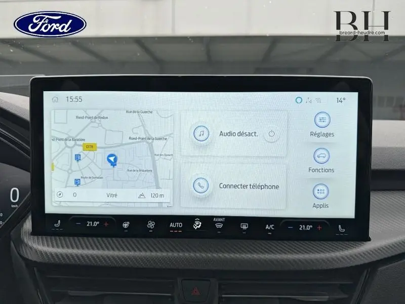Écran tactile central du Ford Kuga 2024 affichant la navigation et les options audio en intérieur.