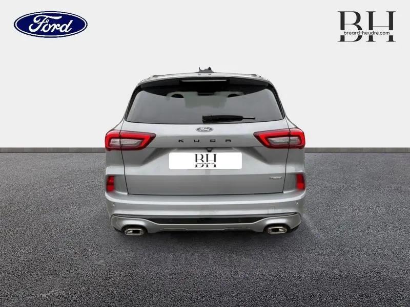 Vue arrière d'un Ford Kuga gris Solar Métallisé 2024 avec feux LED et double sortie d'échappement chromée.