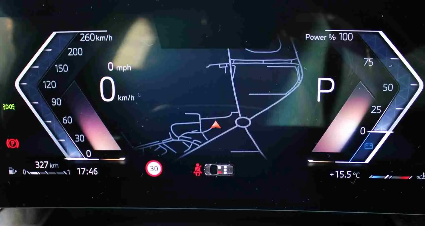 Affichage numérique du tableau de bord de la BMW Série 2 Active Tourer 218d, indiquant vitesse, navigation et température.