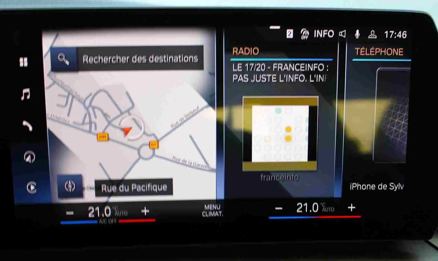 Écran central du tableau de bord de la BMW Série 2 Active Tourer 218d 2023, affichant navigation, radio et téléphone.