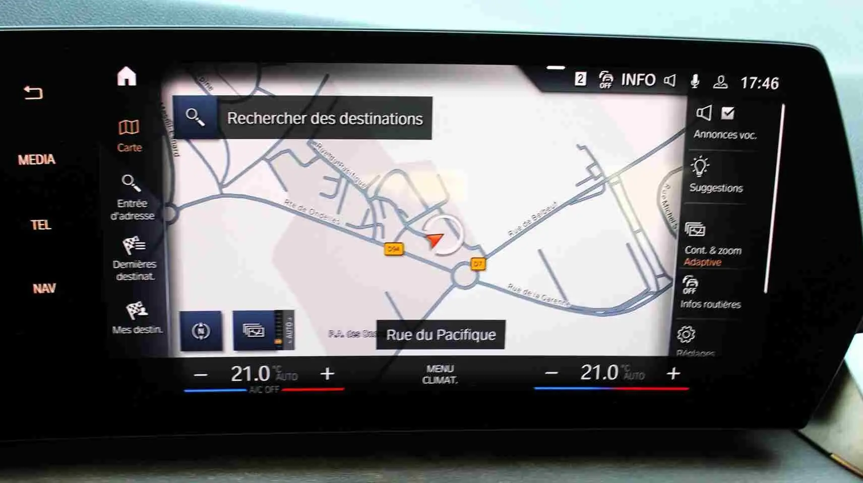 Écran tactile du système de navigation BMW Série 2 Active Tourer 2023 affichant une carte et la température à 21°C.
