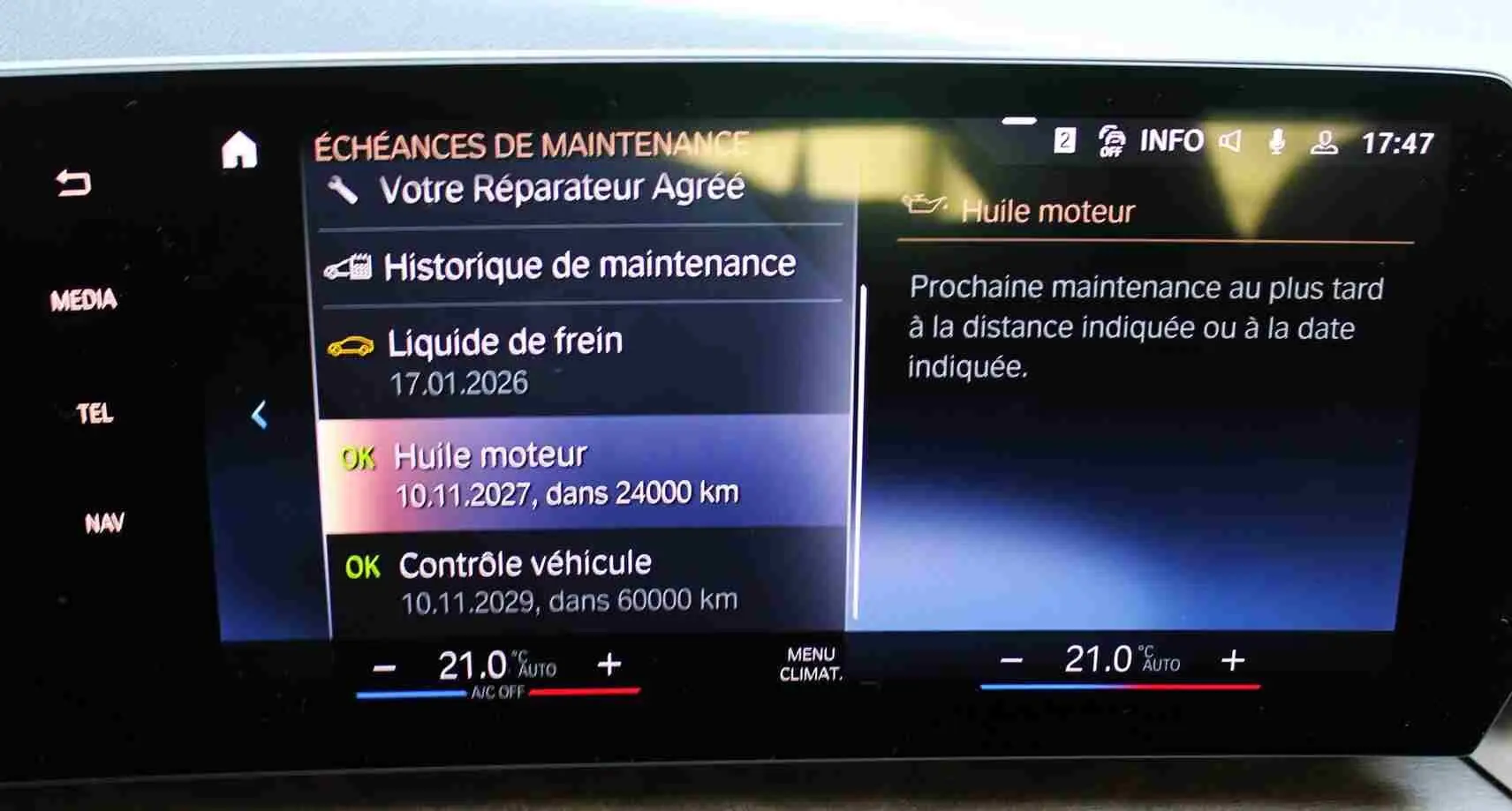 Écran multimédia de BMW Série 2 Active Tourer 2023 affichant les échéances de maintenance, vue intérieure.