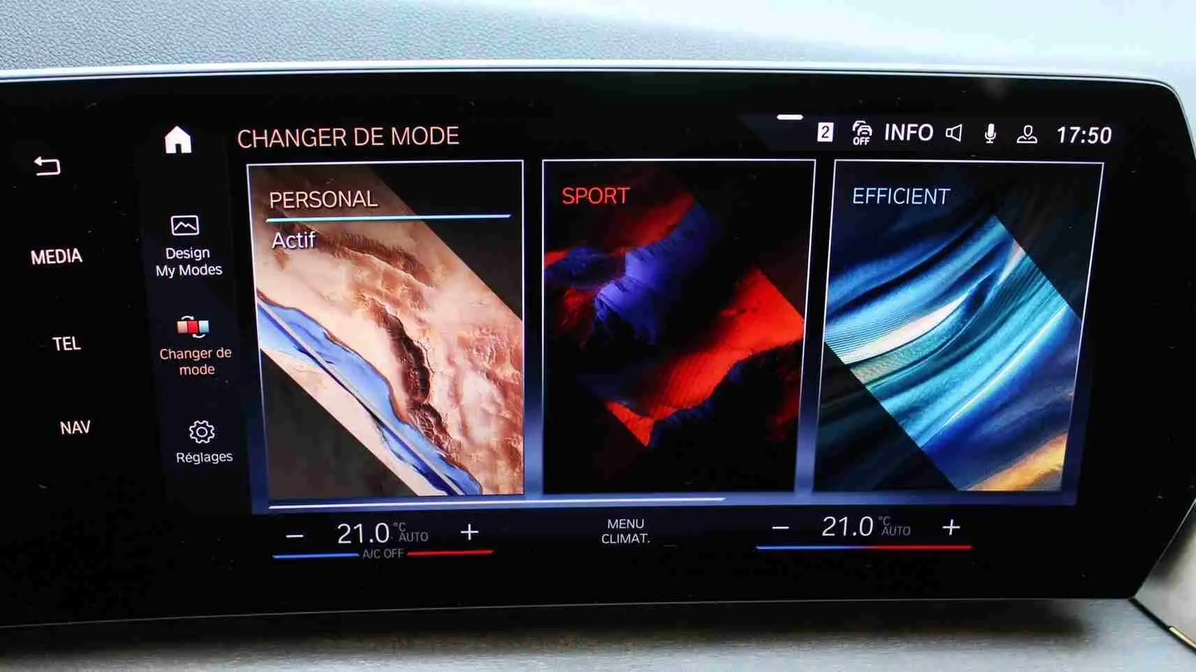 Écran tactile intérieur de la BMW Série 2 Active Tourer 2023 affichant les modes de conduite Personal, Sport et Efficient.