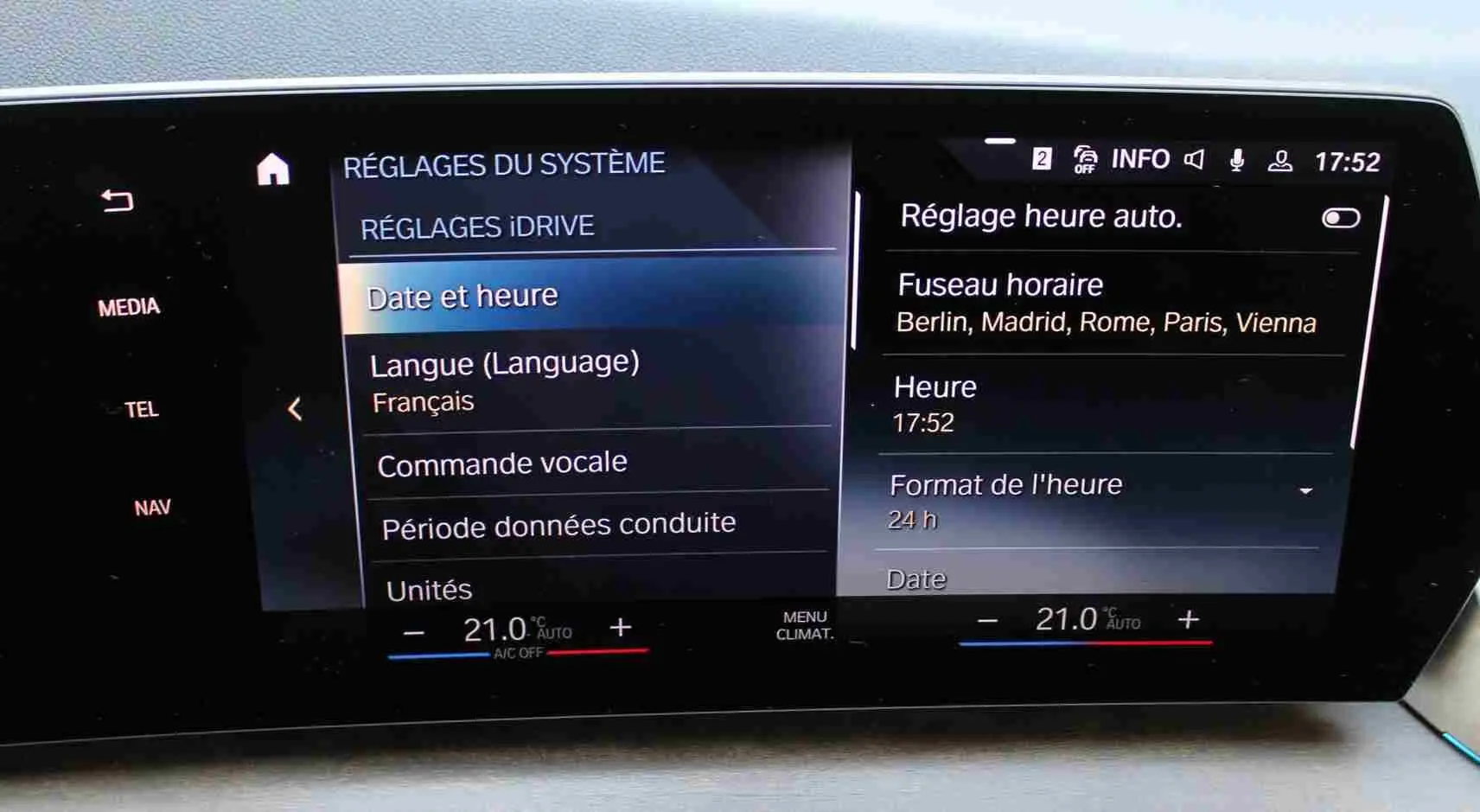 Écran central tactile intérieur de la BMW Série 2 Active Tourer 218d 2023 affichant les réglages de date, heure et langue.