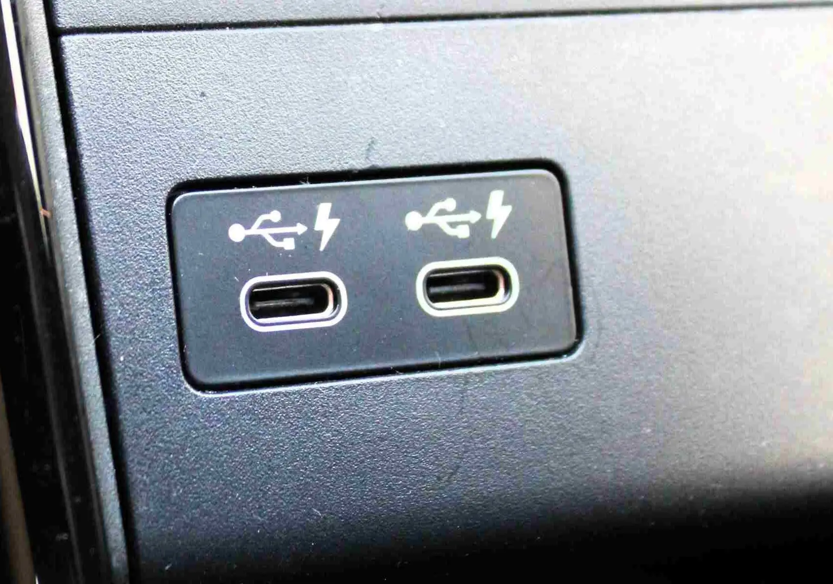 Gros plan sur les deux ports USB-C avec fonction charge rapide dans l’habitacle de la BMW Série 2 Active Tourer gris Nardo.