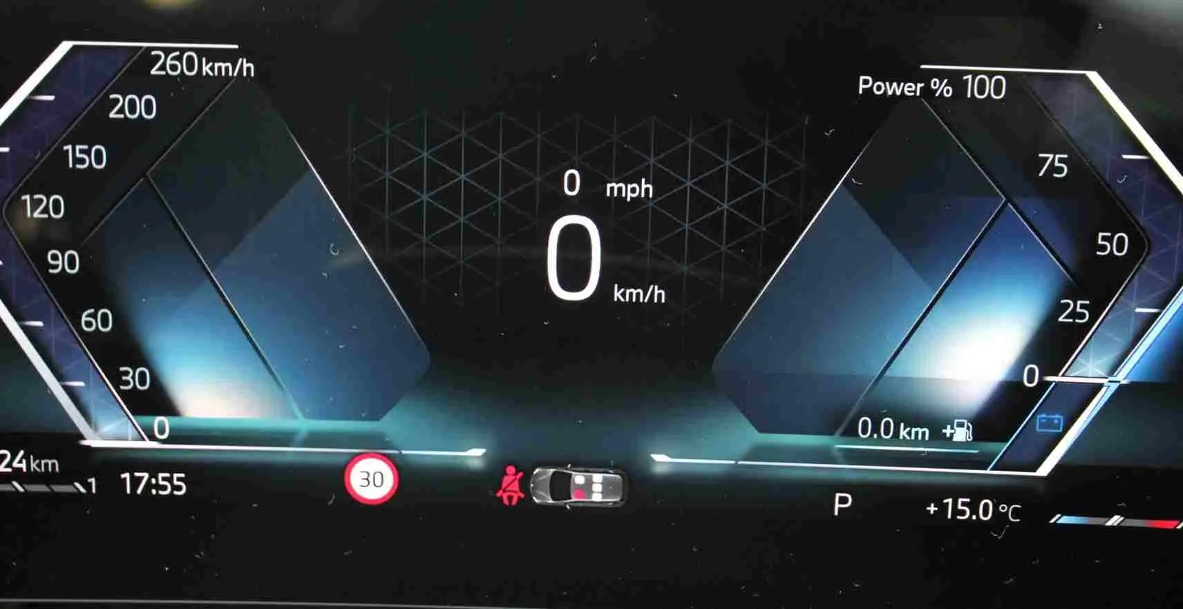Tableau de bord numérique de BMW Série 2 Active Tourer 218d 2023, affichage vitesse et puissance en bleu.