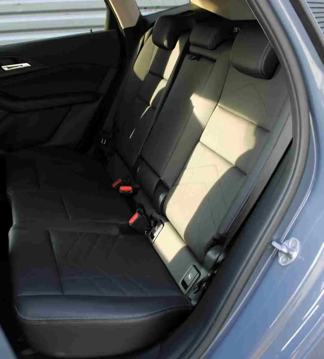 Vue intérieure côté droit des sièges arrière en cuir noir d'une BMW Série 2 Active Tourer gris Nardo métal 2023.