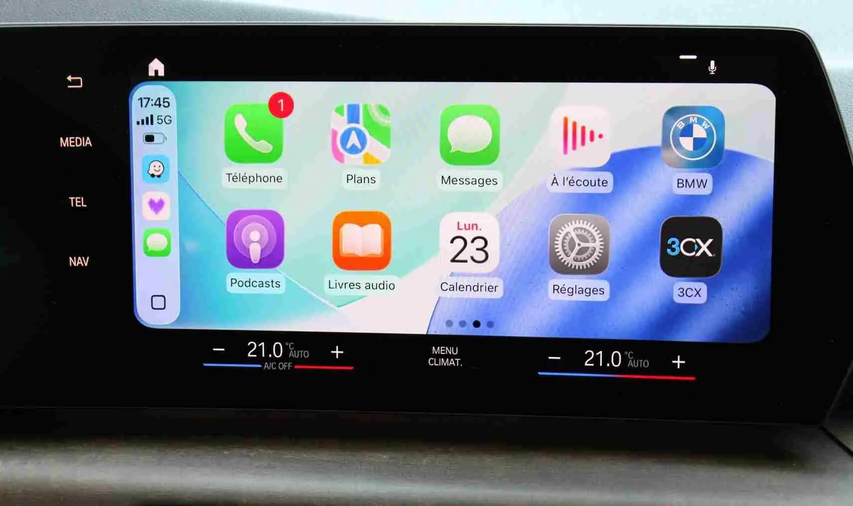 Écran tactile central de la BMW Série 2 Active Tourer 2023 affichant les applications et la climatisation à 21°C.