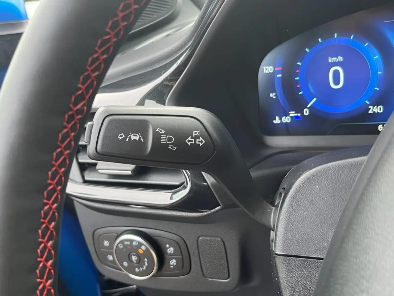 Gros plan sur le commodo gauche et le compteur digital bleu du tableau de bord du Ford Puma 2022.