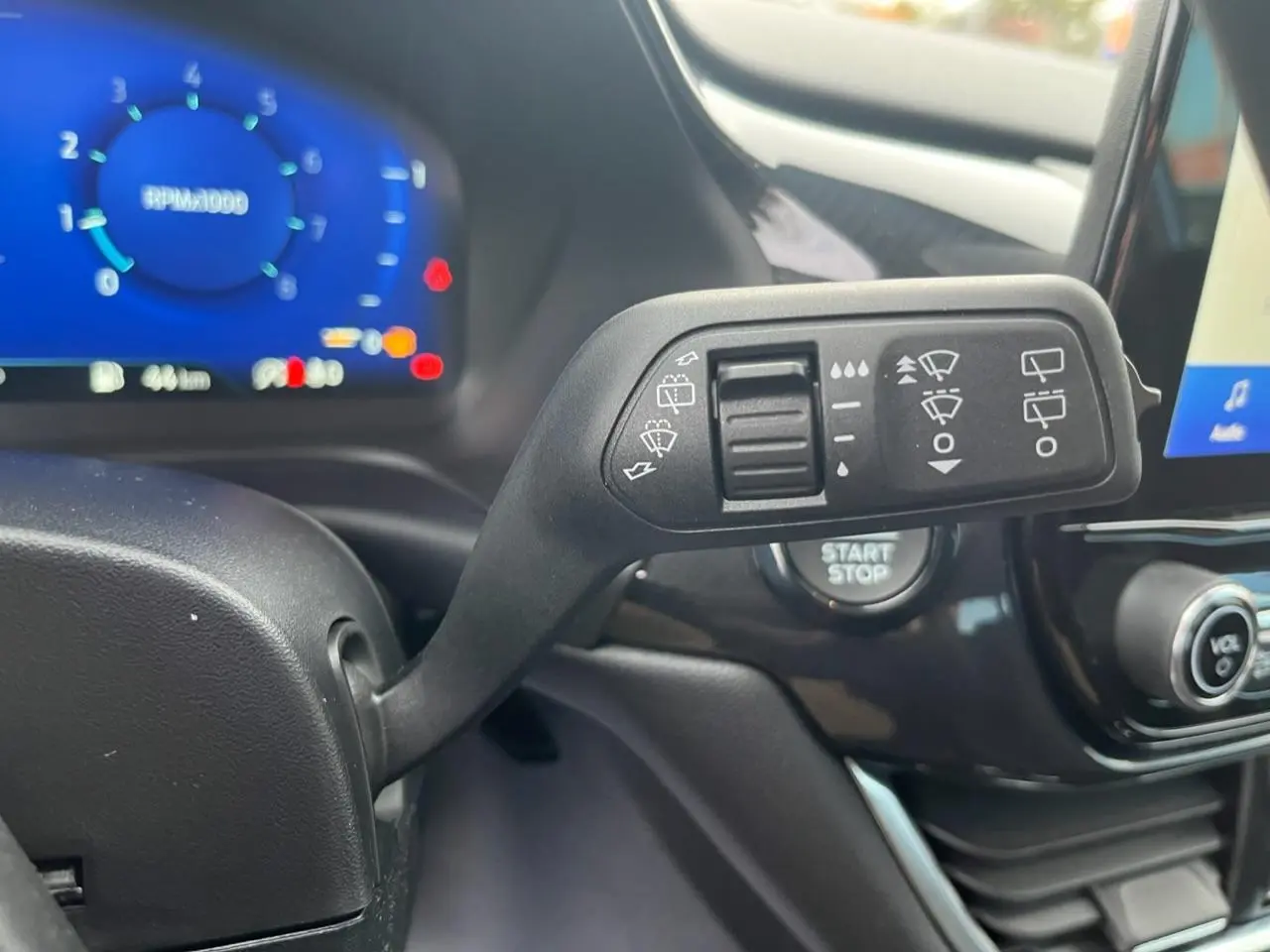 Gros plan sur la commande d’essuie-glace côté droit du tableau de bord du Ford Puma 2022, intérieur noir.