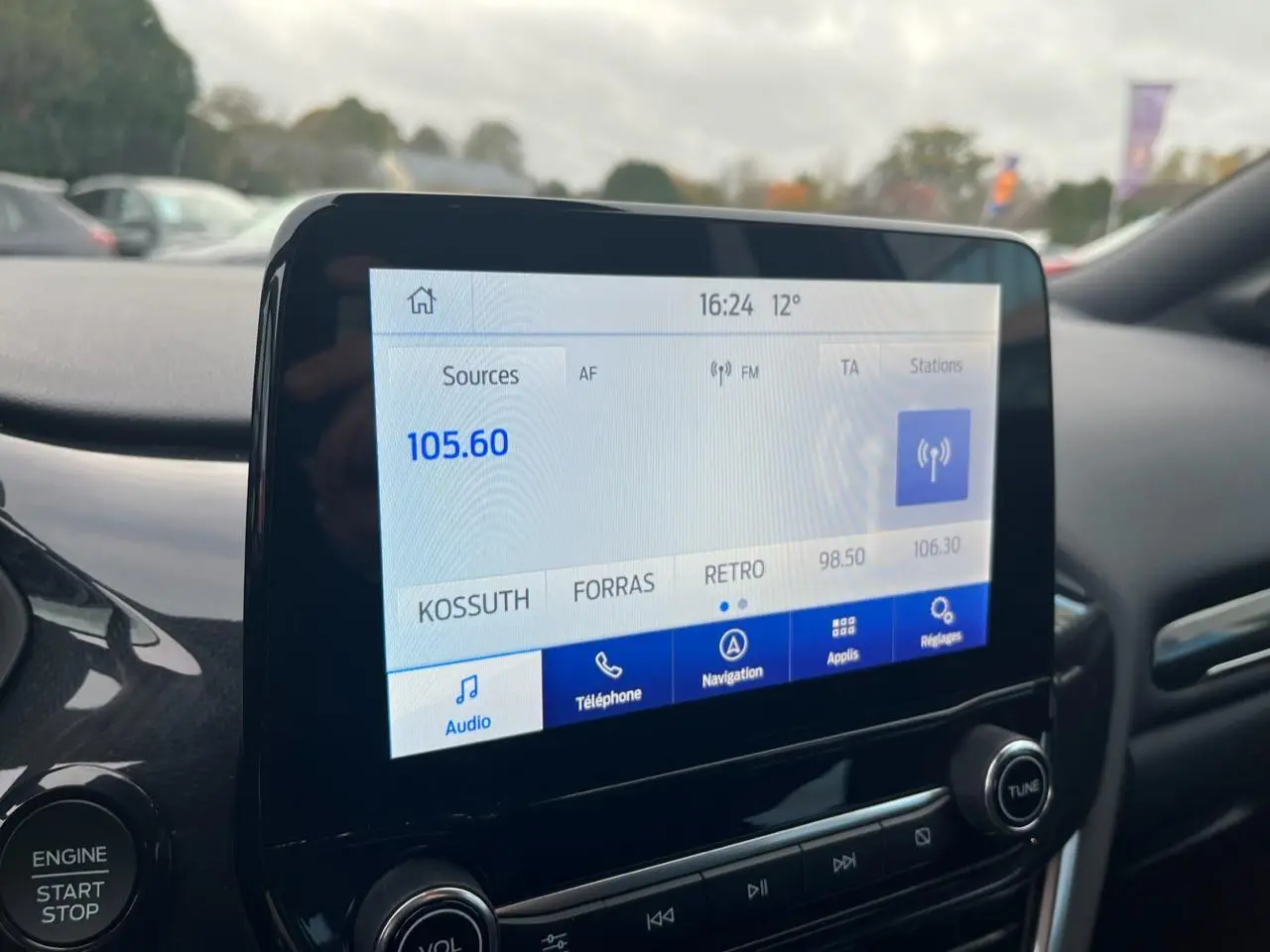 Écran tactile 8 pouces du système Ford SYNC 3 dans l’habitacle du Ford Puma, affichant la radio FM.