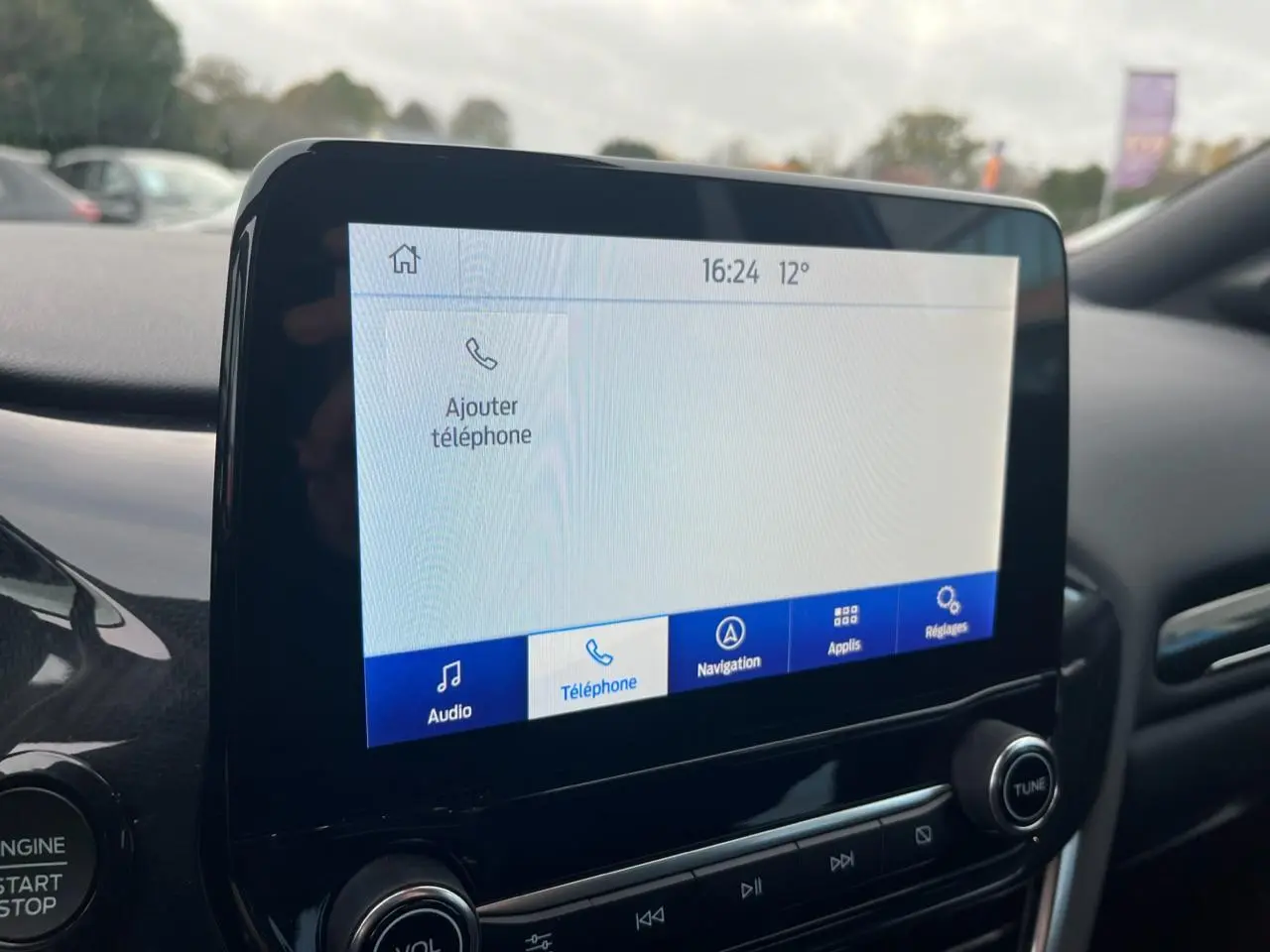 Écran tactile central du Ford Puma 2022 affichant le menu téléphone, avec commandes audio et navigation visibles.