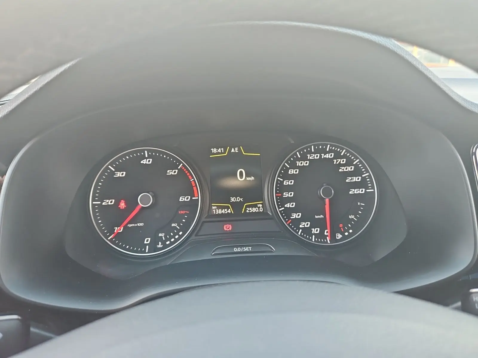 Vue rapprochée du tableau de bord du SEAT Ateca blanc 2018, affichant compte-tours, vitesse et écran digital.