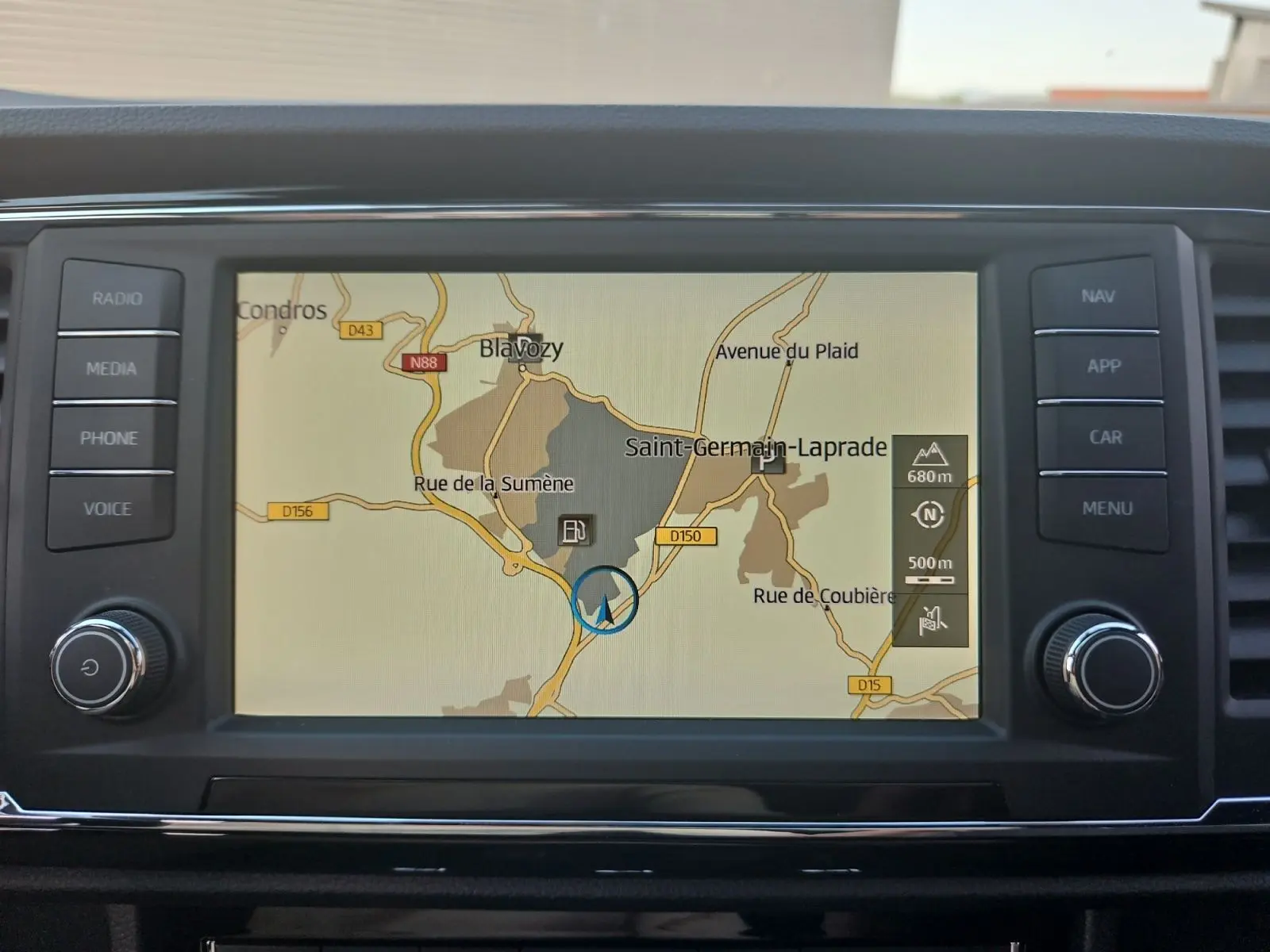 Écran central du GPS du SEAT Ateca 2018 affichant une carte routière avec options tactiles autour.