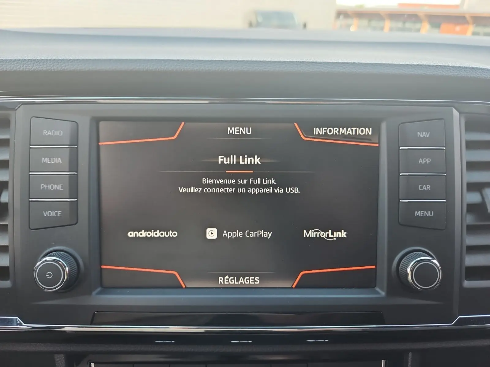 Écran tactile central du tableau de bord du SEAT Ateca blanc, affichant le menu Full Link avec options Android Auto et Apple CarPlay.
