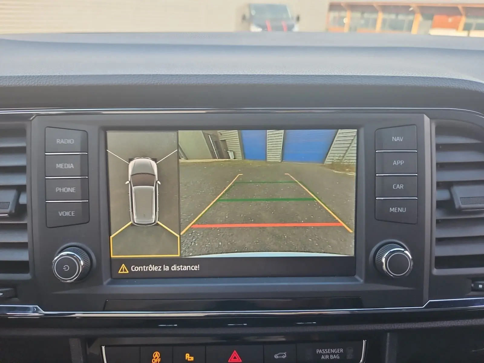 Écran central montrant la caméra 360° et de recul du SEAT Ateca blanc, vue intérieure du tableau de bord.