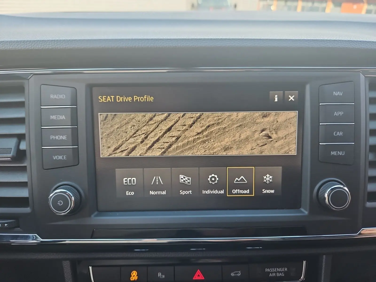 Écran central du tableau de bord du SEAT Ateca 2018 montrant les modes de conduite, dont le mode tout-terrain sélectionné.