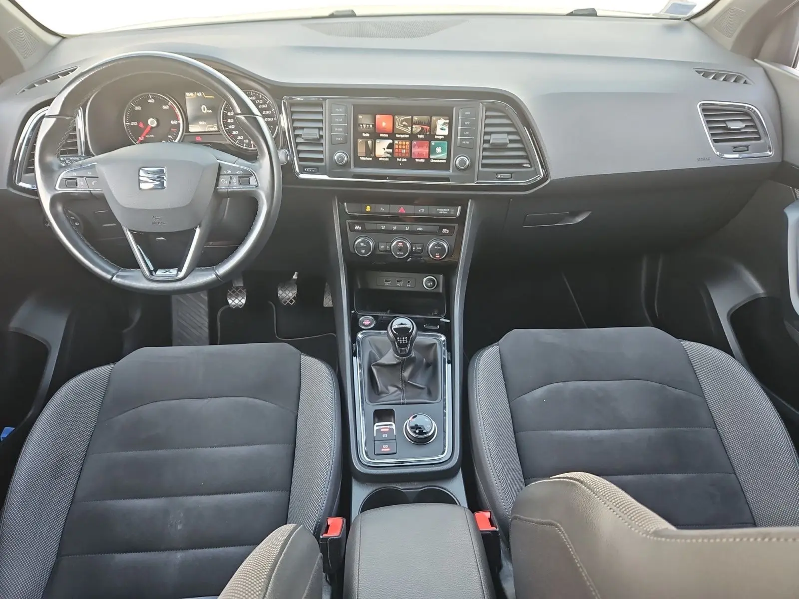 Vue intérieure frontale du tableau de bord et console centrale du SEAT Ateca 2018 avec volant cuir et boîte manuelle.