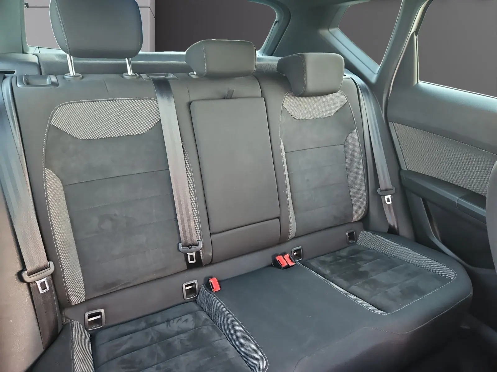 Vue intérieure sur la banquette arrière en cuir et alcantara gris foncé du SEAT Ateca 2018, côté droit.