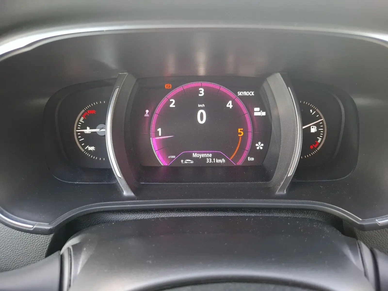 Vue rapprochée du tableau de bord numérique de la Renault Mégane 1.6 DCI 130 Energy Intens affichant le compte-tours et la vitesse moyenne.