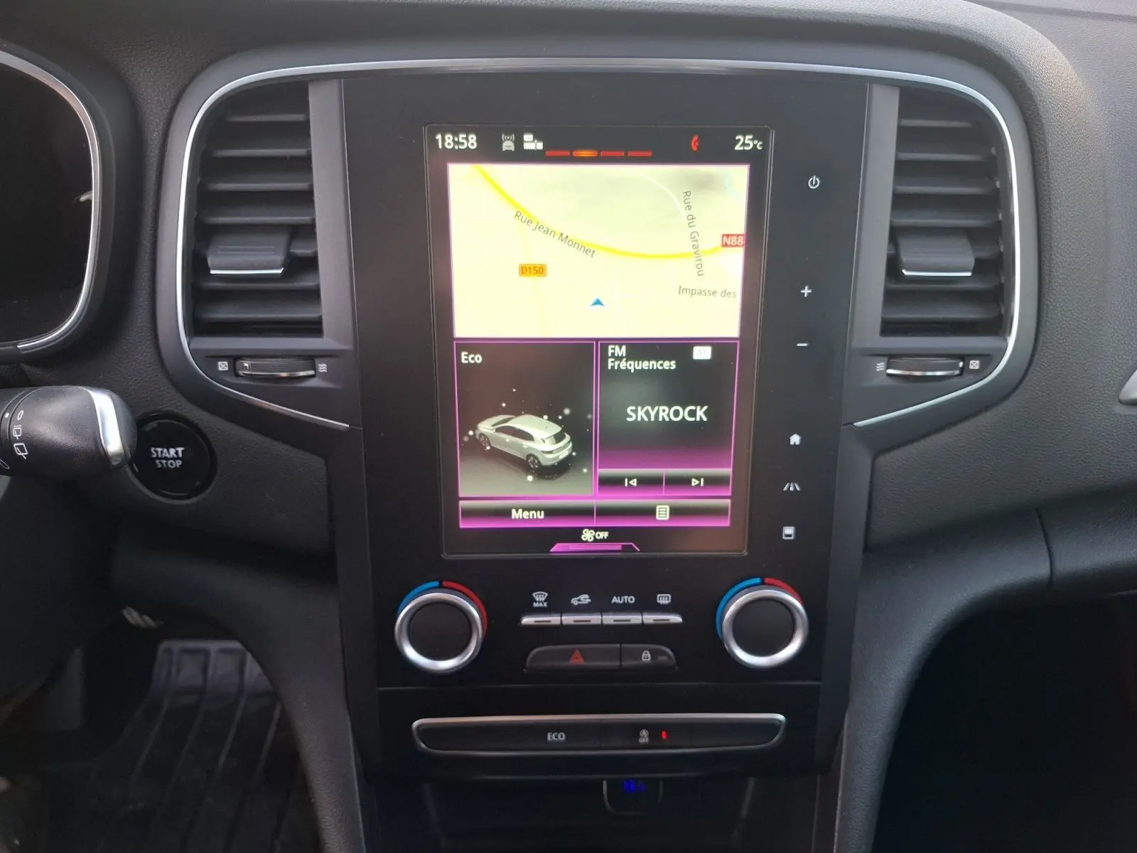 Vue rapprochée de la console centrale de la Renault Mégane 1.6 dCi 130 Energy Intens, écran tactile affichant GPS et radio.