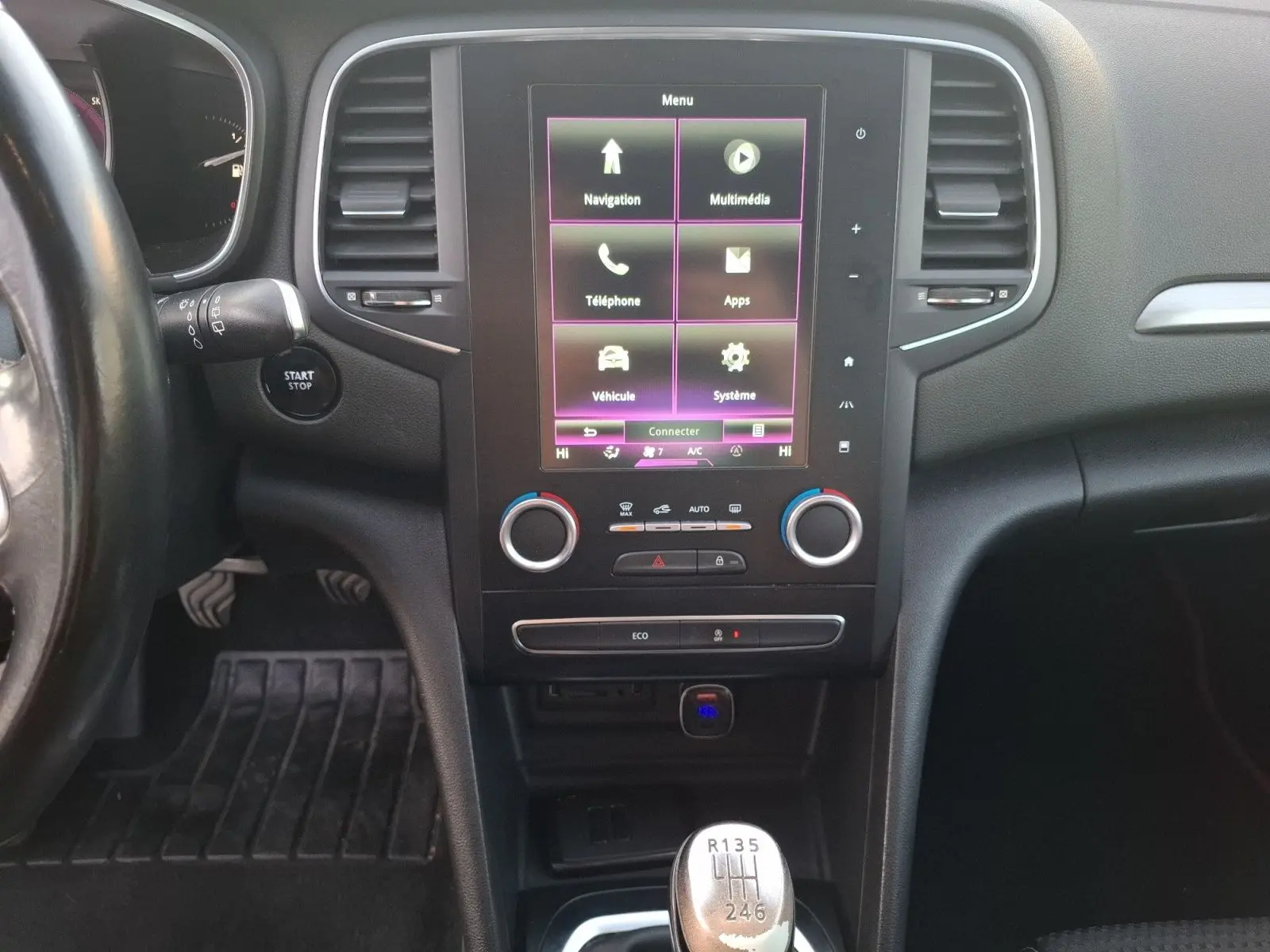 Vue intérieure centrée sur la console centrale d'une Renault Mégane 1.6 DCI 130 Energy Intens, avec écran tactile et levier de vitesses manuel.