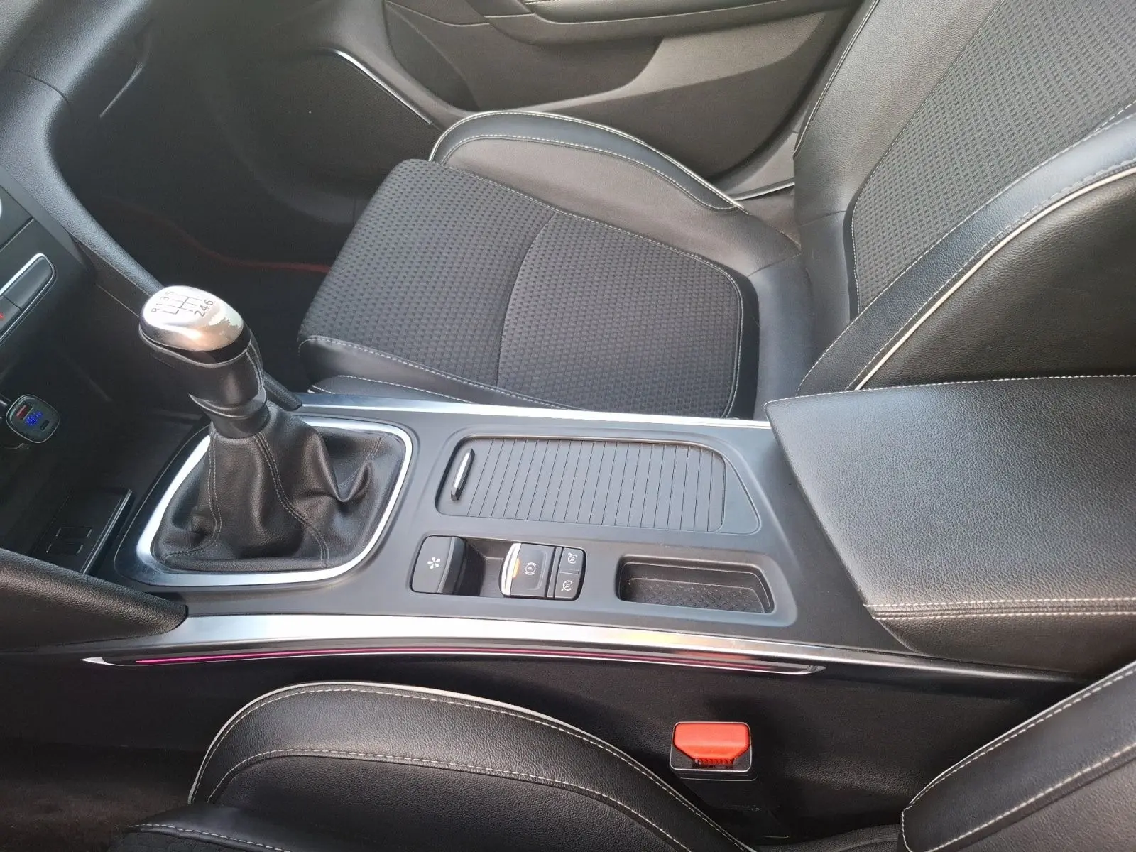 Vue rapprochée de la console centrale et du levier de vitesse manuel noir de la Renault Mégane 1.6 DCI 130 Energy Intens.