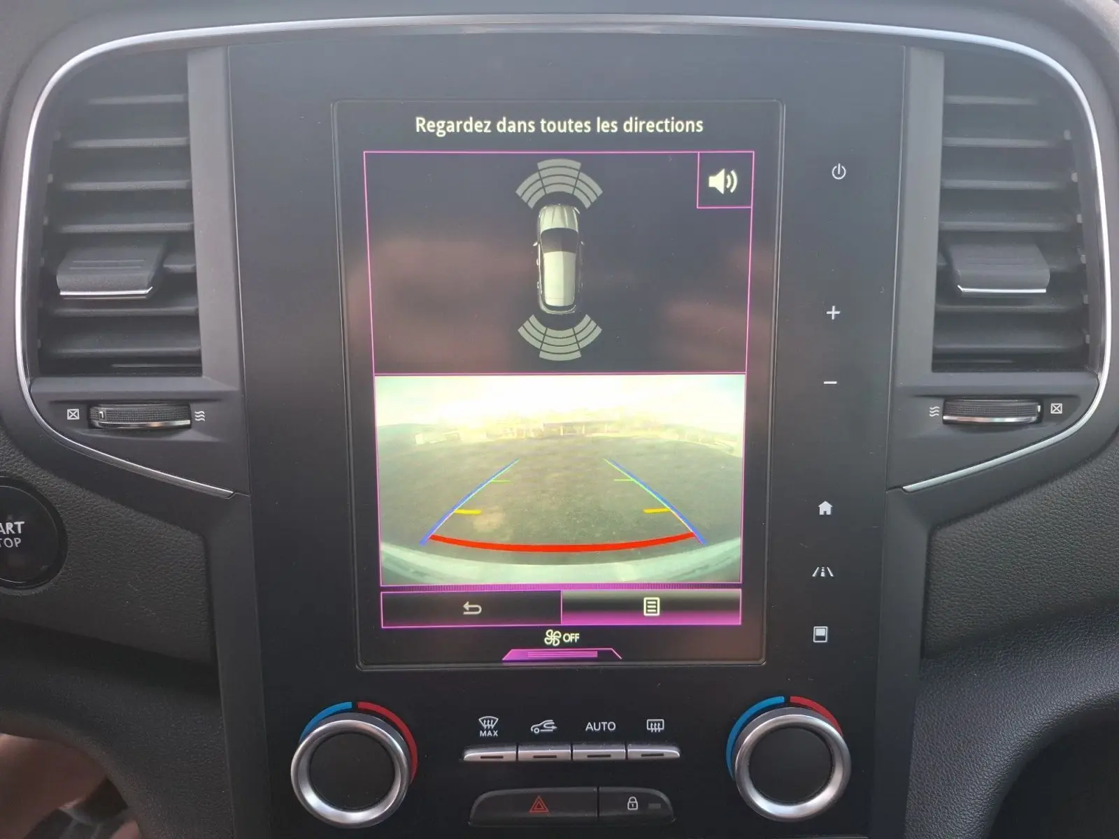 Écran tactile central de Renault Mégane blanc 2016 montrant la caméra de recul et l’aide au stationnement.