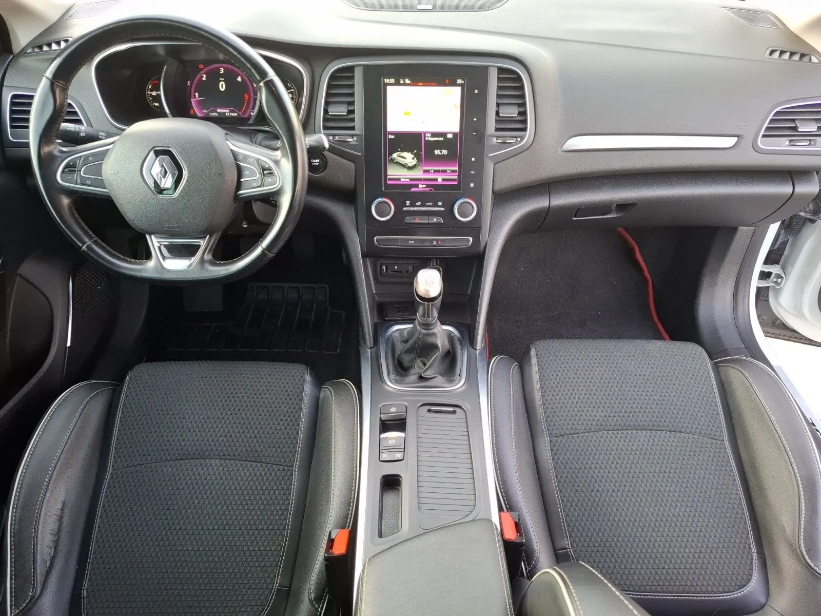 Vue intérieure avant de la Renault Mégane 1.6 DCI 130 Energy Intens 2016, avec tableau de bord, écran tactile et boîte manuelle.