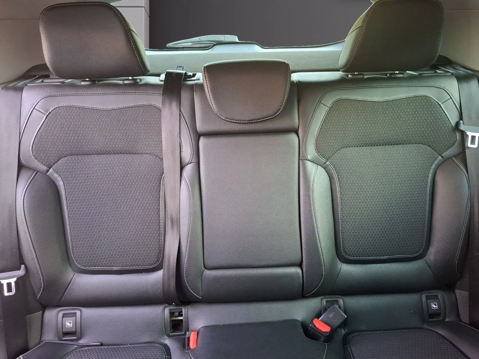 Vue intérieure des sièges arrière en cuir noir de la Renault Mégane 1.6 DCI 130 Energy Intens, avec appuie-têtes et ceintures visibles.