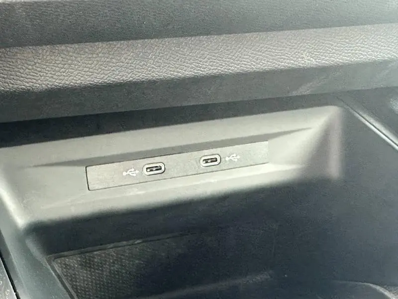 Gros plan sur deux ports USB-C intégrés dans la console centrale noire du CUPRA Formentor 2024.