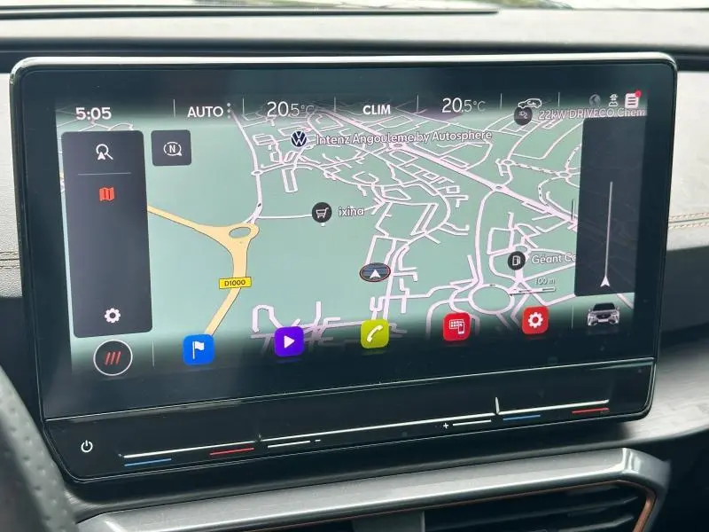 Écran tactile central affichant la navigation GPS dans l'habitacle du CUPRA Formentor noir Minuit métallisé.