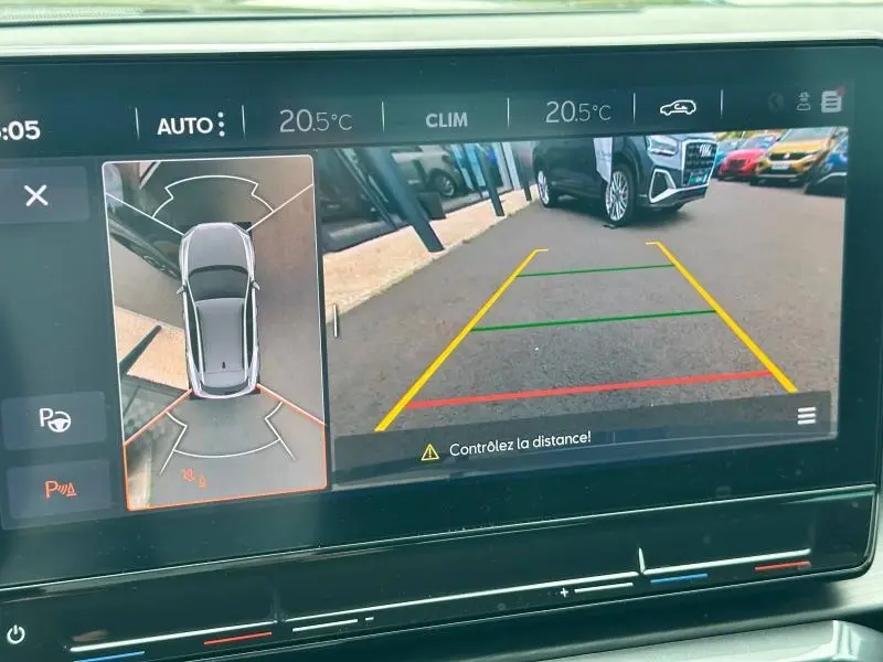 Écran de caméra de recul du CUPRA Formentor noir Minuit, vue arrière avec lignes de guidage colorées.