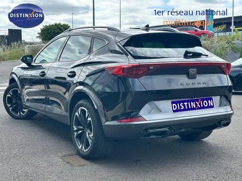 Vue 3/4 arrière droite d’un CUPRA Formentor noir minuit métallisé avec feux arrière LED et jantes alu noires.