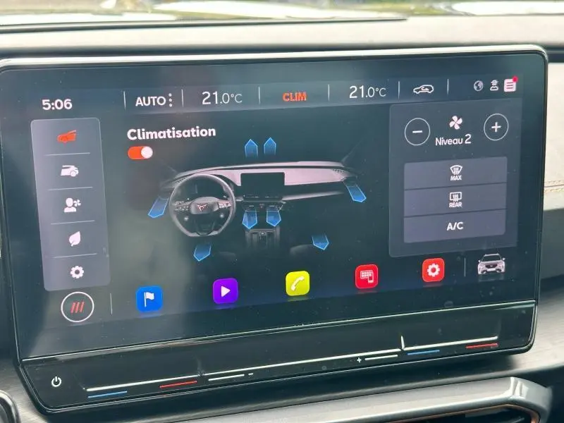 Écran tactile intérieur de la CUPRA Formentor 2024 affichant les réglages de climatisation à 21°C.