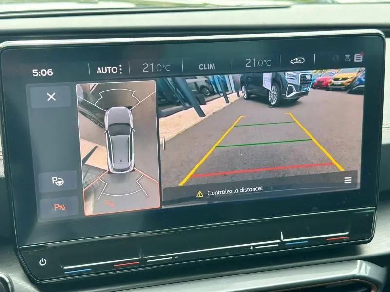 Écran tactile du système de caméra de recul de la CUPRA Formentor noir Minuit, affichant vue arrière et vue 360° du véhicule.