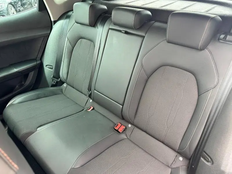 Vue rapprochée de la banquette arrière en tissu et similicuir noir avec surpiqûres cuivre du CUPRA Formentor 2024