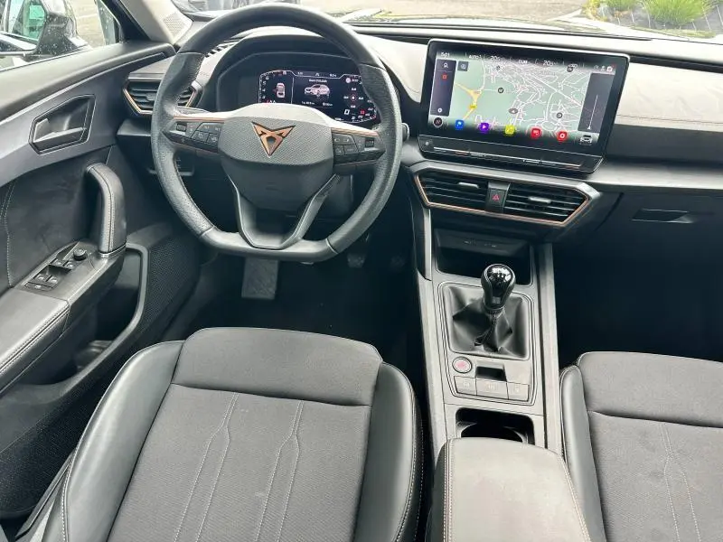 Intérieur du CUPRA Formentor 1.5 TSI 2024 en vue avant, volant sport, écran tactile GPS et boîte manuelle noire.