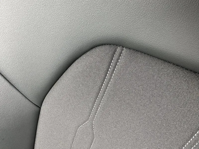 Détail du tissu gris clair du siège sport en similicuir et tissu du CUPRA Formentor 1.5 TSI 2024.